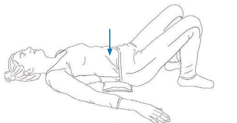 Illustration d'une femme allongée effectuant une auto-massage abdominal pour soulager les troubles digestifs.