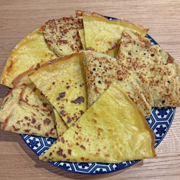 Crêpes de pommes de terre sucrées, parfaites pour un dessert ou une collation saine, préparées avec des pommes de terre, du sucre et des épices, servies chaudes.