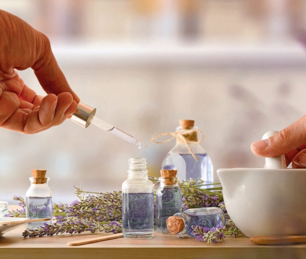 Flacon d'huile essentielle avec pipette, lavande et autres plantes aromatiques pour aromathérapie et relaxation.