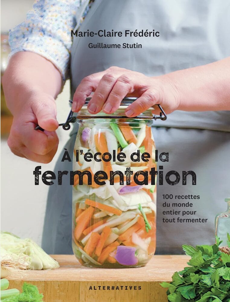 Sel vase de légumes fermentés en bocal, illustration de fermentation, alimentation saine, cuisine fermentée, Bienfaits probiotiques, recettes fermentation maison, santé intestinale, prévention santé.
