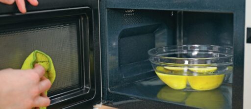 Image montrant un bol avec des citrons dans un micro-ondes, illustrant la préparation d'aliments frais et naturels.