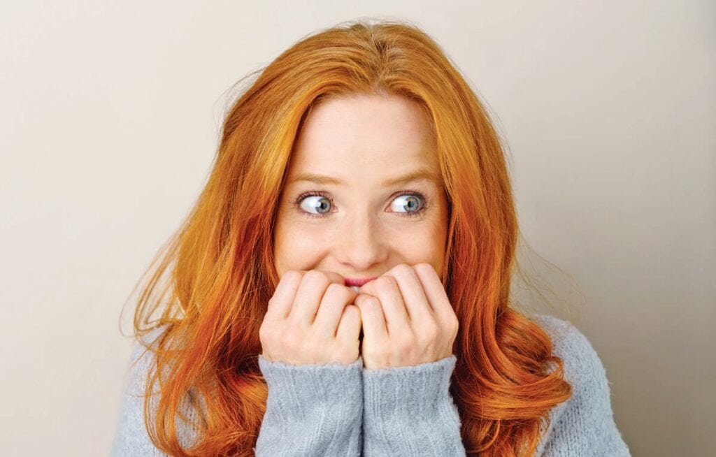 Peur et anxiété, femme anxieuse, expression de stress, visage inquiet, émotions négatives, santé mentale, bien-être émotionnel, gestion du stress, trouble anxieux, santé mentale féminine.