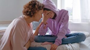 Souffrance psychologique, soutien émotionnel, amie réconfortante, crise émotionnelle, écoute empathique, santé mentale, soutien moral, relation d'amitié, bien-être mental, accompagnement psychologique.