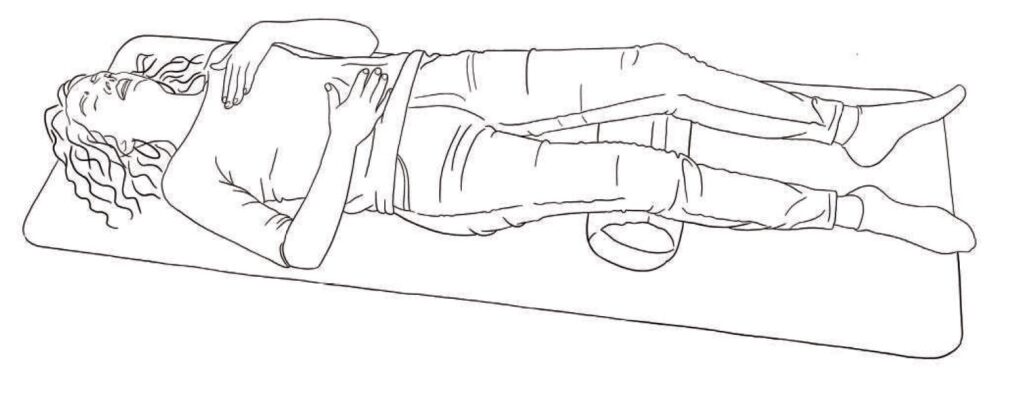 Femme allongée sur un matelas, prête pour un examen médical ou une intervention, illustrant une procédure de santé.