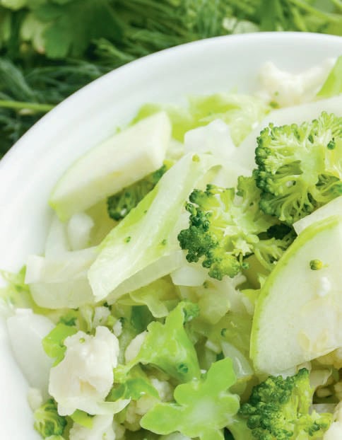 Salade fraîche de légumes verts comprenant brocolis, céleri et pommes, idéale pour une alimentation saine et équilibrée.