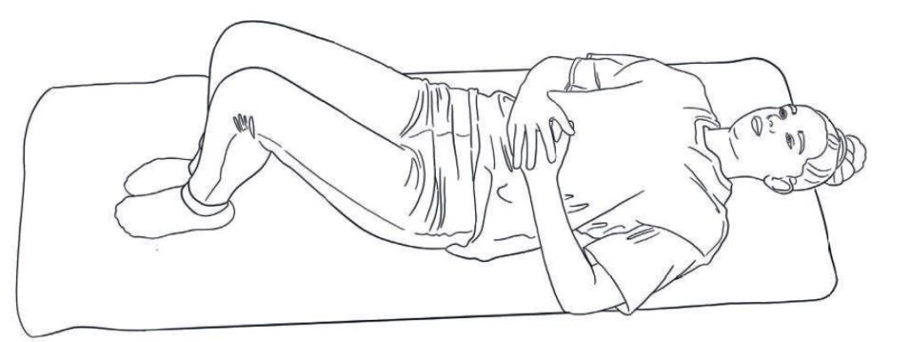 Une femme allongée sur un tapis, effectuant un étirement pour soulager la douleur ou la tension, dans le cadre d'une pratique de bien-être ou de rééducation.