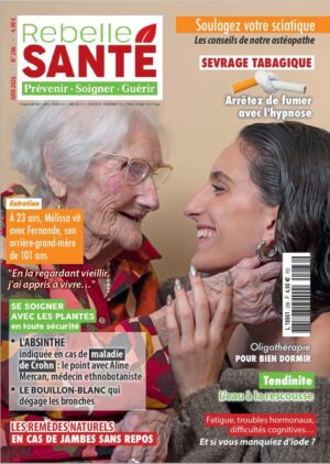 Image d'une jeune femme et d'une femme âgée souriantes, illustrant la relation intergénérationnelle et le soin en santé naturelle.