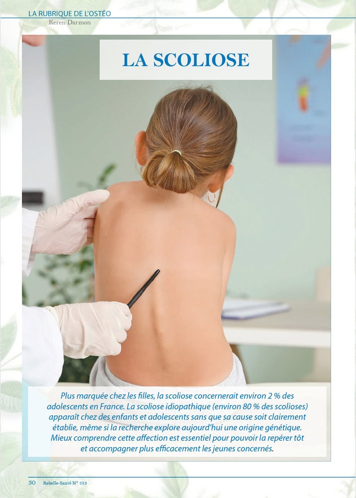 Jeune fille avec scoliose examinée par un professionnel de santé, illustrant le diagnostic et la prise en charge de la scoliose chez les enfants.