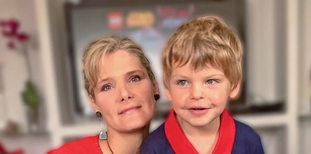 Femme et jeune garçon souriant à la maison, ambiance chaleureuse, famille heureuse, intérieur moderne, lien familial, moments de bonheur, proximité, amour familial, vie quotidienne.