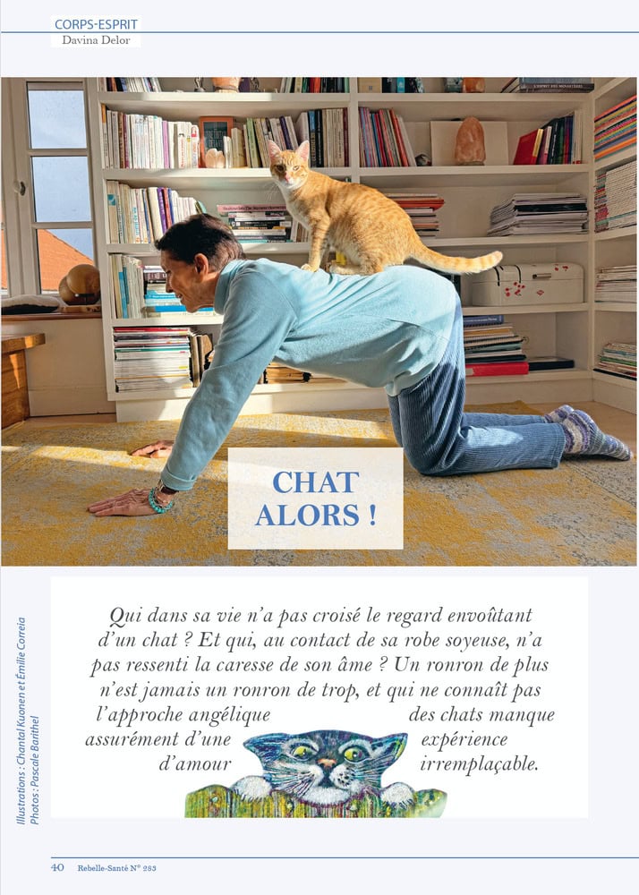 Homme pratiquant le yoga avec un chat orange sur son dos dans un salon lumineux, bibliothèque en arrière-plan, illustrant la complicité et le bien-être animal-humain.